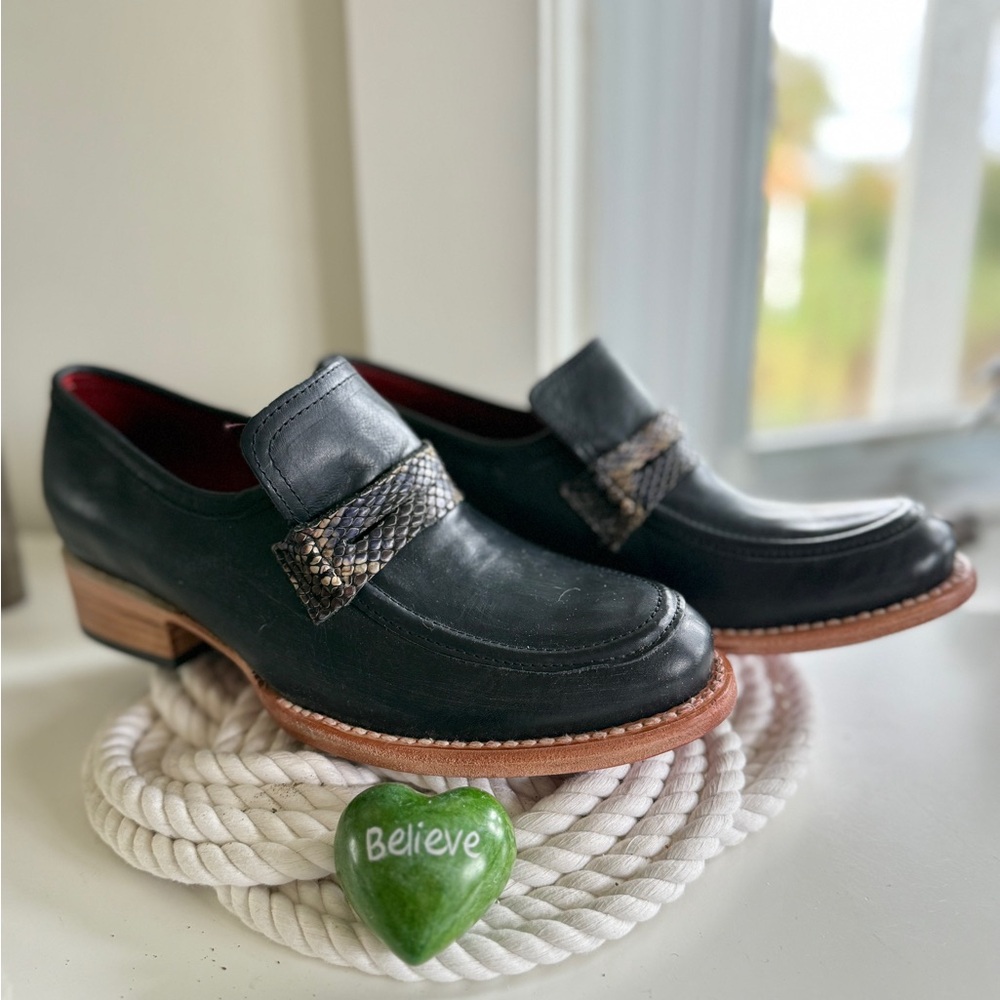 FREEBIRD BY STEVEN Dark Navy Leather size 7 Macbeth Loafers